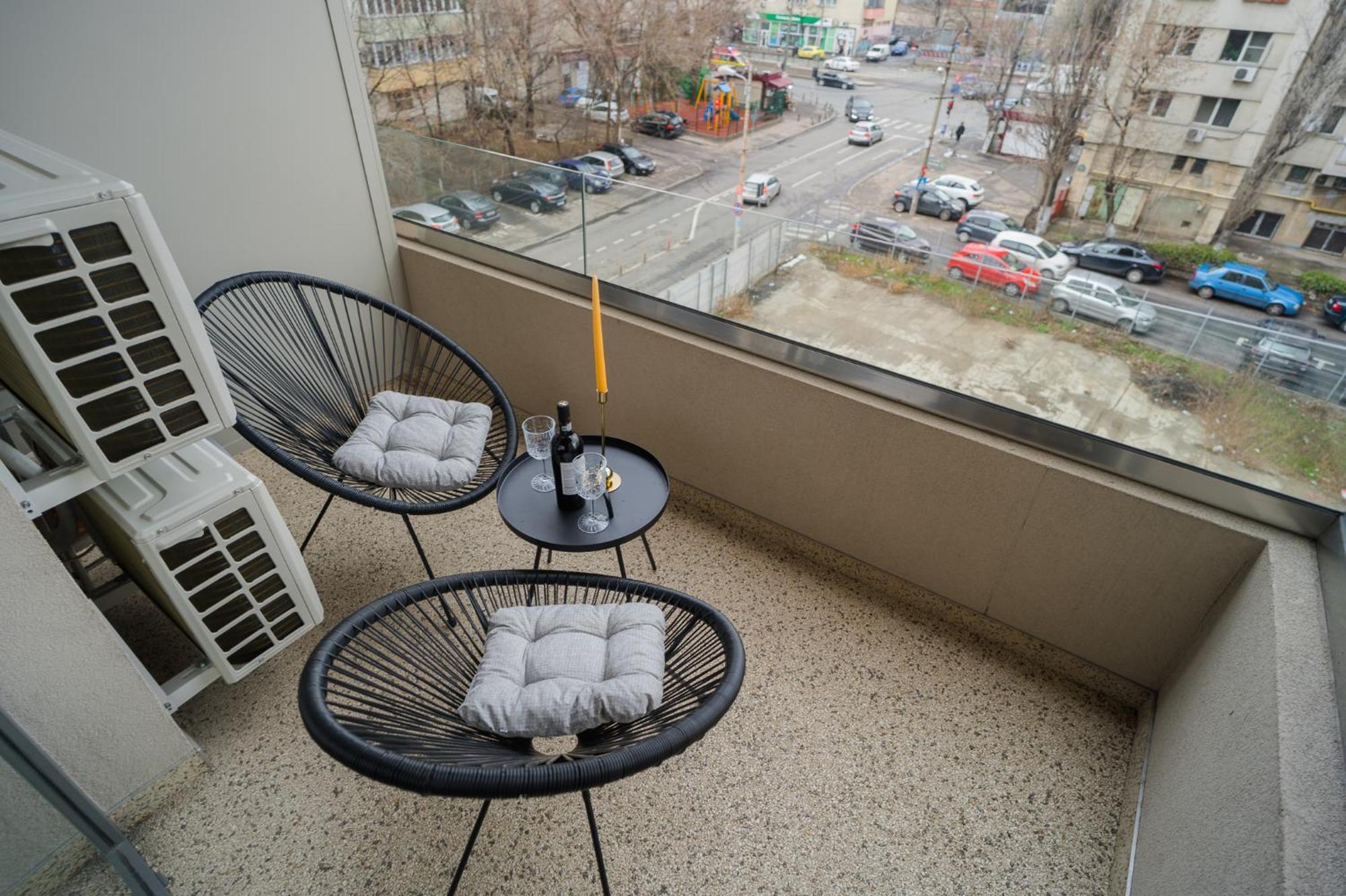 Central Apartments With City View & Large Balcony Бухарест Экстерьер фото